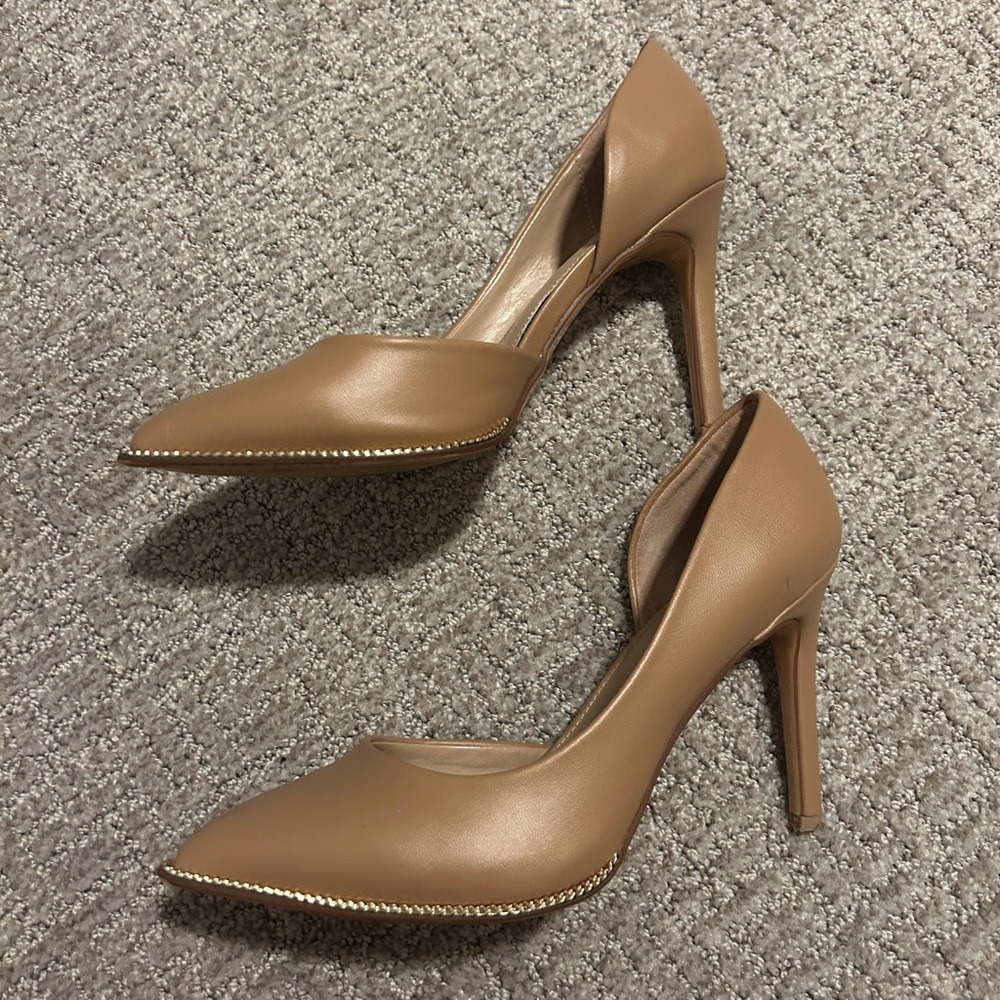 Nude pumps